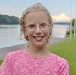 Det rigtige foto af Maayan bag bogens billeder